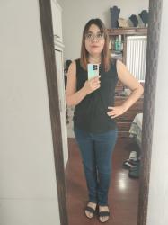 Outfit propio: Blusa negra de nudo al frente + jeans azul oscuro.