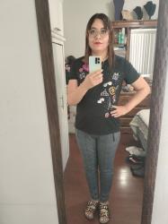 Outfit propio: Camiseta negra con parches divertidos + pantalón gris a cuadros.