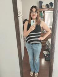 Outfit propio: Top negro de rayas blancas + jeans acampanados azul deslavado.