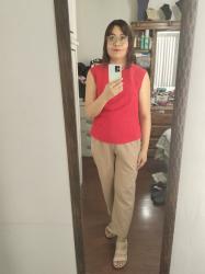 Outfit propio: Blusa rojo + pantalón beige. 