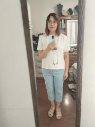 Outfit propio: Camiseta blanca con estampado de figurín + pantalones capri azul bajito con rayas.