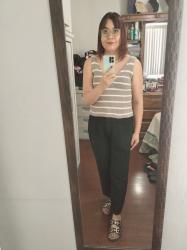 Outfit propio: Top beige rayado + pantalon negro.