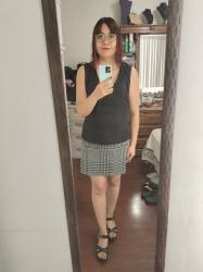 Outfit propio: Top negro + falda gris a cuadros.