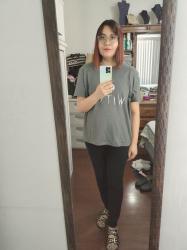 Outfit propio: Camiseta gris con estampado de Witch + jeans negros.