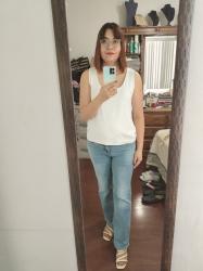 Outfits propios: Top blanco + jeans acampanados deslavados.