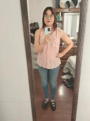 Outfit propio: Camisa sin mangas rosa claro + jeans azul clásico.