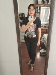 Outfit propio: Camiseta negra con estampado de leopardo + jeans negros.