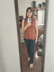 Outfit propio: Camisa sin mangas café + jeans azul oscuro.