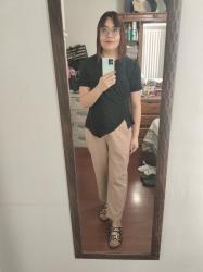Outfit propio: Blusa negra desigual + pantalón beige.