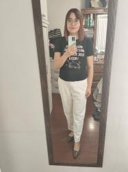 Outfit propio: Camiseta negra con mensaje divertido + pantalón blanco.