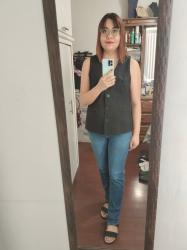 Outfit propio: Tank top gris rata + chaleco negro + jeans azul oscuro rectos.