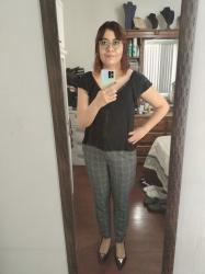 Outfit propio: Blusa negra + pantalón gris a cuadros.