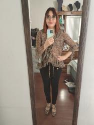 Outfit propio: Blusa con olanes de animal print + pantalón skinny negro.