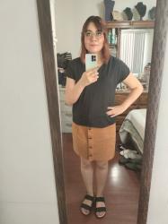 Outfit propio: Camiseta negra de cuello V + falda de ante color caramelo.