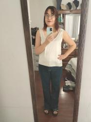 Outfit propio: Top blanco satinado + jeans amplios azul oscuro.