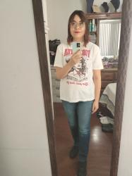 Outfit propio: Camiseta blanca/rojo que dice forastera + jeans azul clásico.