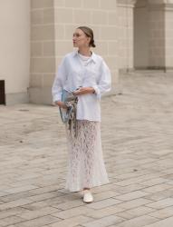 White look - Koronkowa spódnica maxi, sneakersy, apaszka