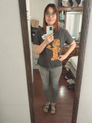 Outfit propio: Camiseta gris rata de Garfield + jeans grises entubados.