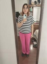 Outfit propio: Camiseta blanca de rayas negras + pantalón de lino rosa fucsia.