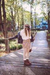 Tenue d'automne avec jupe à fleurs 