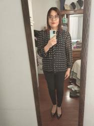 Outfit propio: Camisa negra con pequeñas flores blancas + jeans negros.