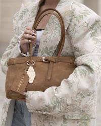 Żakardowa marynarka, szerokie jeansy, zamszowa torebka 