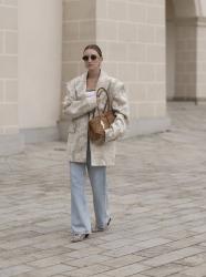Żakardowa marynarka, szerokie jeansy, zamszowa torebka 