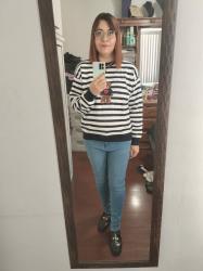 Outfit propio: Sueter blanco con rayas azules de estampado de osito + jeans azul claro.