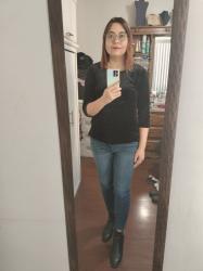 Outfit propio: Blusa de terciopelo negra + jeans azul oscuro.