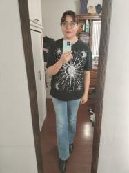 Outfit propio: Camiseta negra con estampado de lunas y estrellas + jeans acampanados azul claro deslavado.