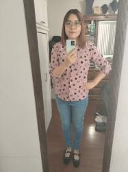 Outfit propio: Camisa rosa con estampado de bolitas desiguales + jeans azul claro.
