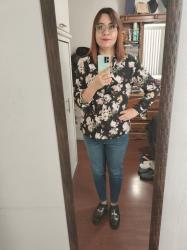 Outfit propio: Blusa negra floreada + jeans azul oscuro.
