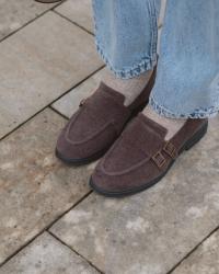 Czekoladowa marynarka, bufiaste jeansy, velvetowe mokasyny 