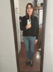 Outfit propio: Blusa al cuello negra de terciopelo + jeans azul clásico.