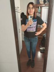 Outfit propio: Camiseta negra con estampado abstracto + jeans azul oscuro.