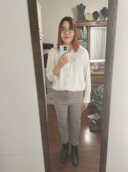 Outfit propio: Camisa blanca + pantalón con estampado pata de gallo.