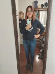 Outfit propio: Sudadera azul con estampado de ancla + jeans azul oscuro.