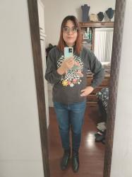 Outfit propio: Sudadera gris con estampado psicodelico + jeans azul oscuro.