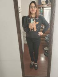 Outfit propio: Sudadera negra con estampado de galleta navideña + jeans negros.