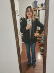 Outfit propio: Sueter lila + jeans azul acampanados con brillitos.