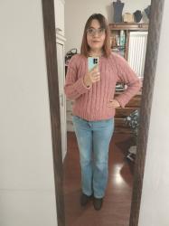 Outfit propio: Sueter rosa + jeans acampanados azul deslavado.