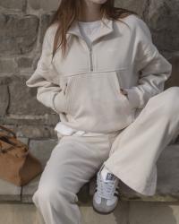 Kokosowy dres, wełniany płaszcz, zamszowa torebka 