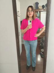Outfit propio: Sueter rosa fucsia de mangas cortas + jeans acampanados deslavado.