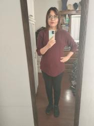Outfit propio: Sueter vino + jeans negros.