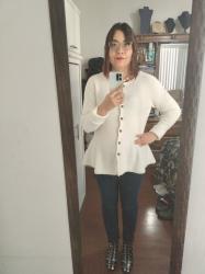 Outfit propio: Sueter blanco peplum + jeans azul oscuro.