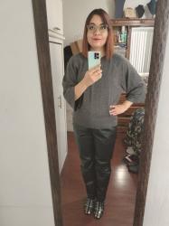 Outfit propio: Sueter gris + pantalón negro cargo de polipiel.
