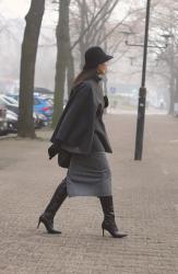 Sukienka z peleryną