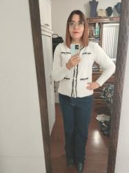 Recreando outfit: Sueter blanco con detalles negros + jeans azul fuerte amplios.