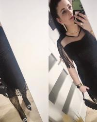 Sylwestrowa stylizacja z czarną cekinową sukienką 