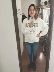 Outfit propio: Sudadera blanca de Snoopy + jeans azul fuerte.